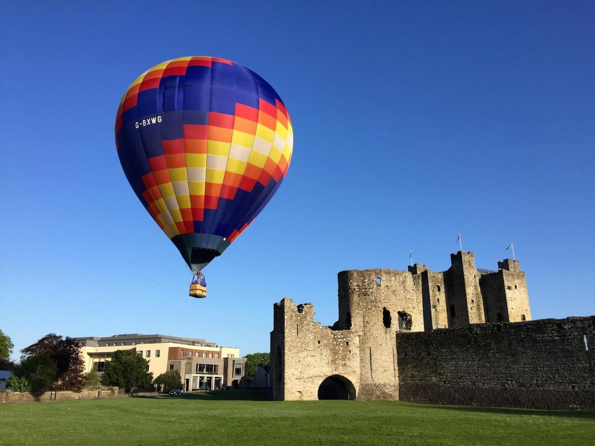 Trim Castle Hotel Bagian luar foto
