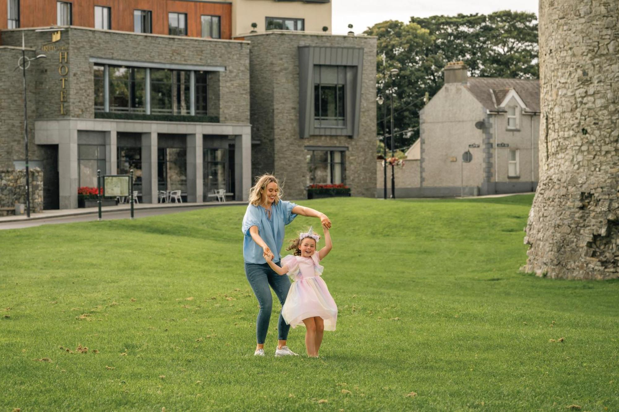 Trim Castle Hotel Bagian luar foto