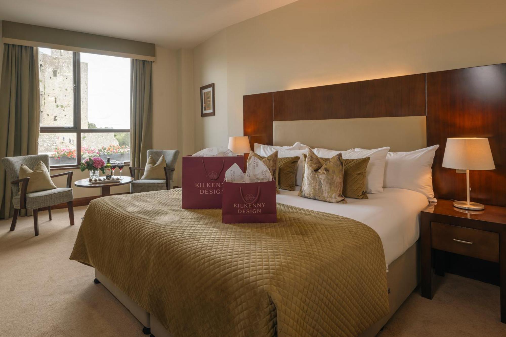 Trim Castle Hotel Bagian luar foto