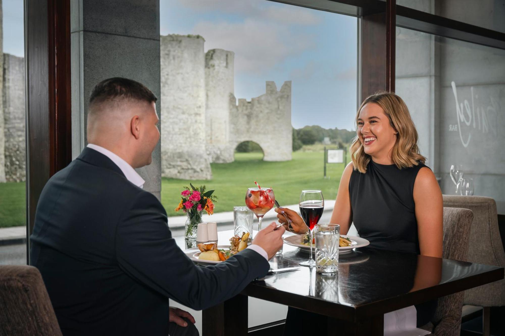 Trim Castle Hotel Bagian luar foto