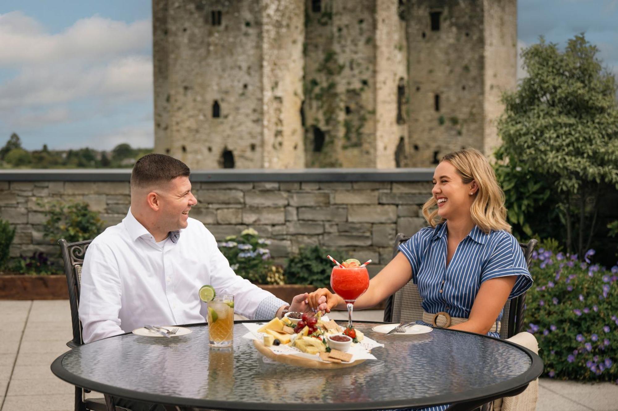 Trim Castle Hotel Bagian luar foto