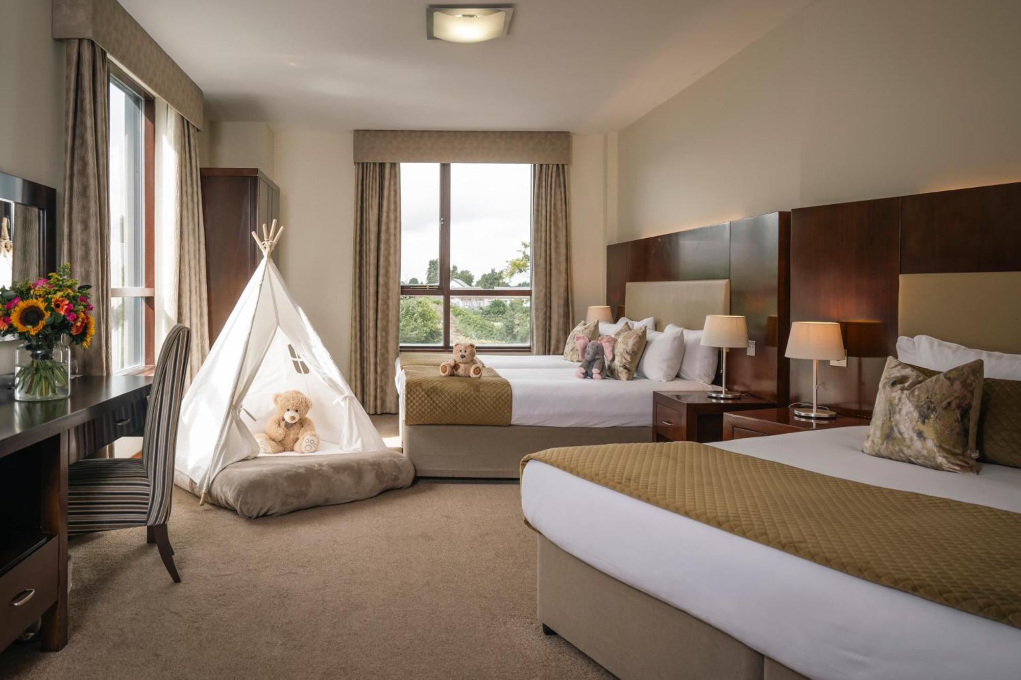 Trim Castle Hotel Bagian luar foto