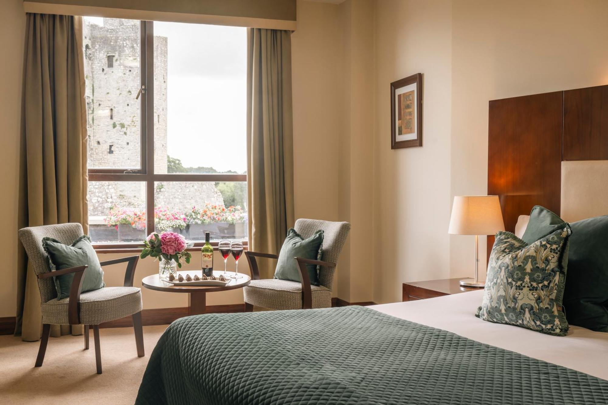 Trim Castle Hotel Bagian luar foto