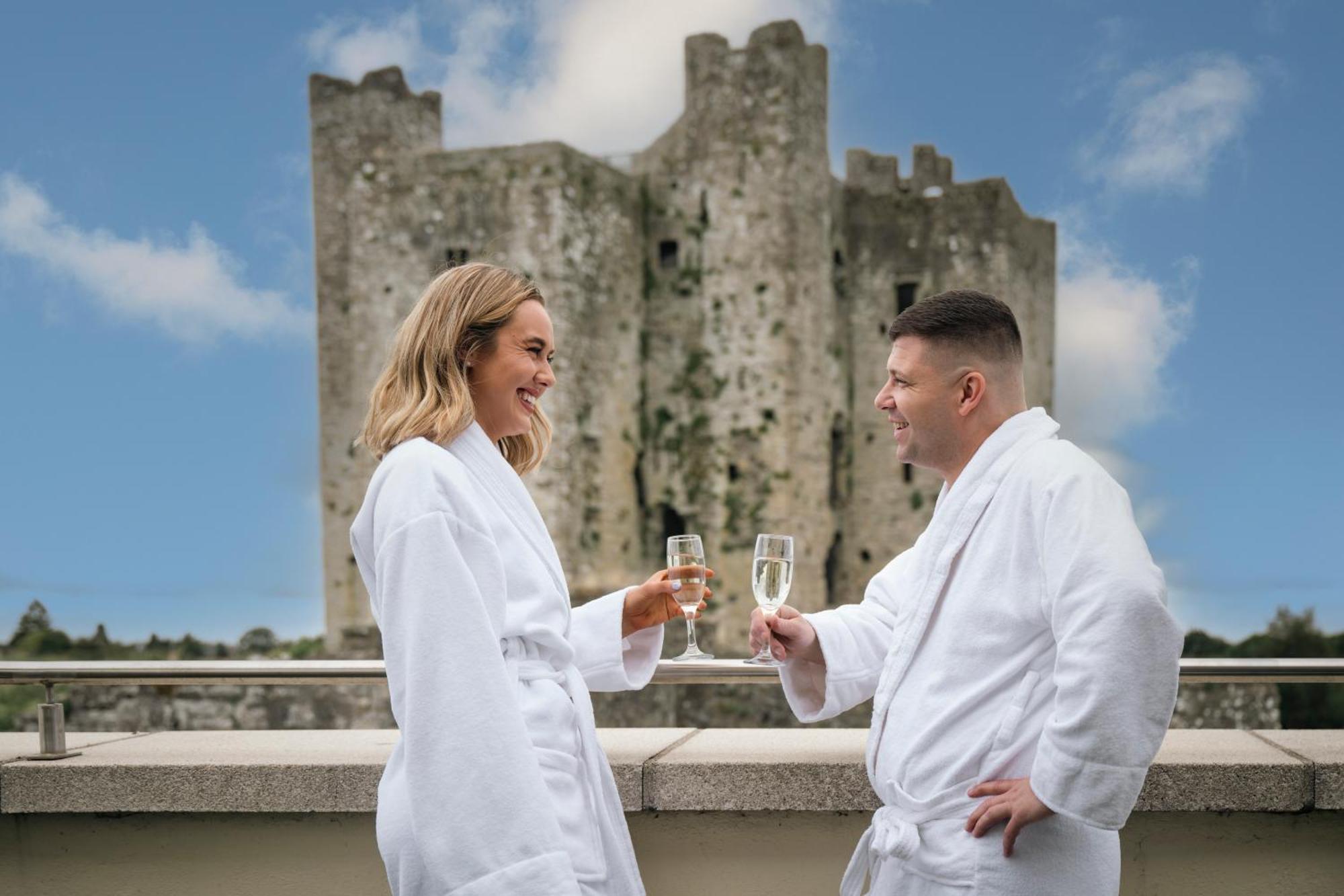 Trim Castle Hotel Bagian luar foto