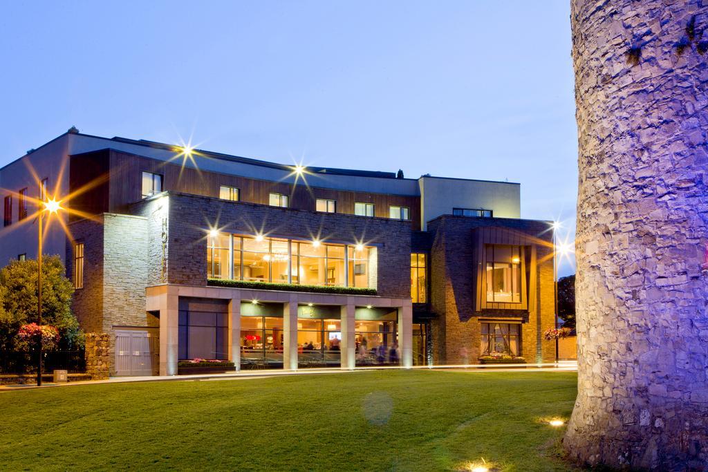 Trim Castle Hotel Bagian luar foto