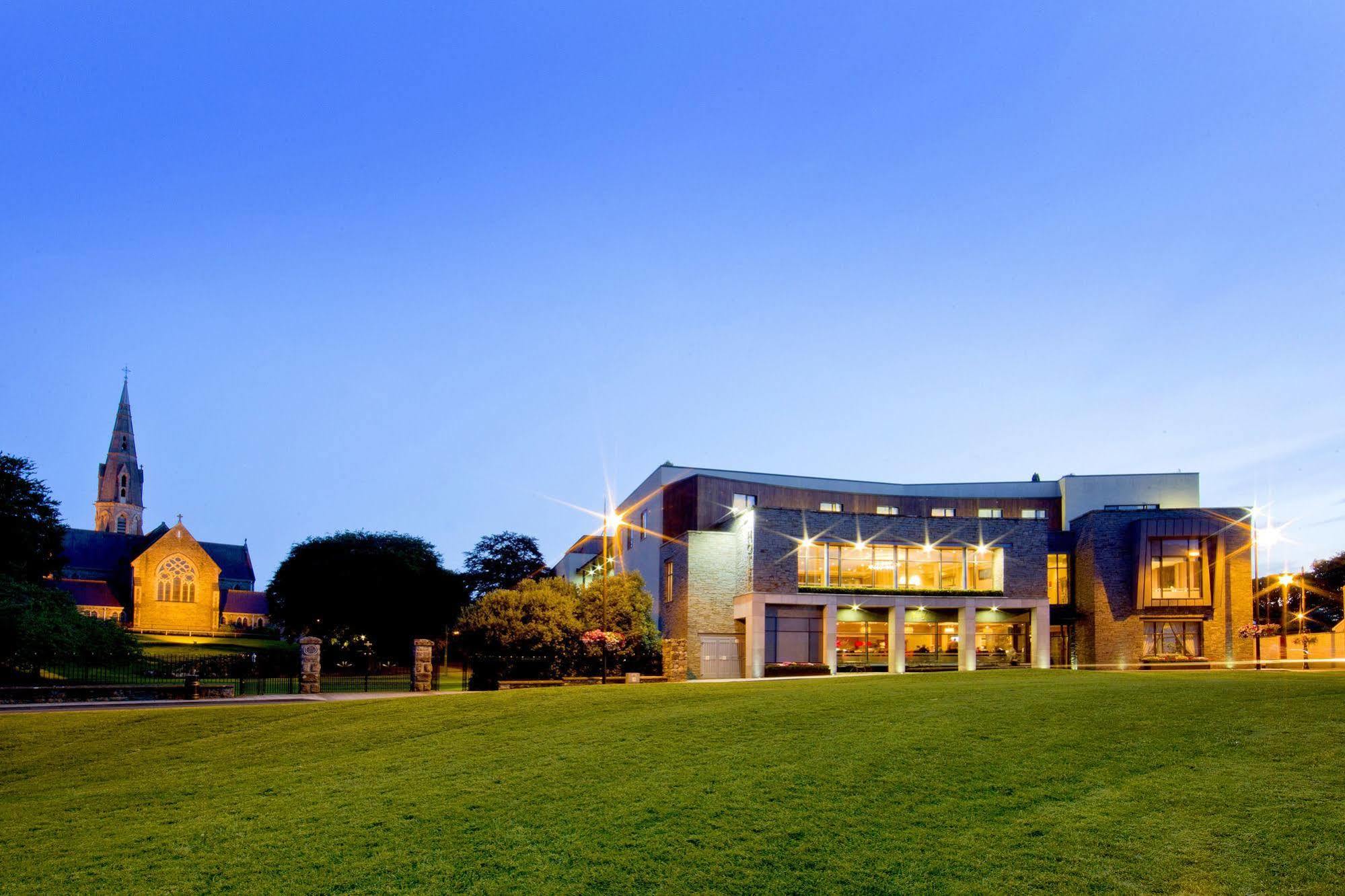 Trim Castle Hotel Bagian luar foto